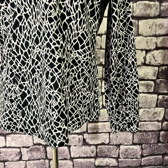 Chico's Black & White No-Iron Button Down Blouse Size M - Picture 7 of 9